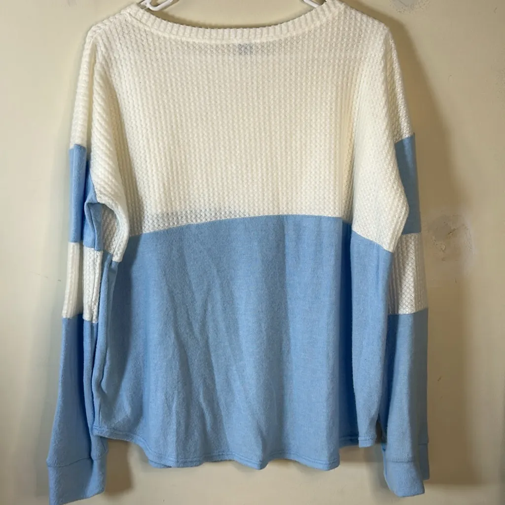 Francesca’s Blue Rain Textured Waffled Light Blue &‎ White Sweater Size Large - Image 4