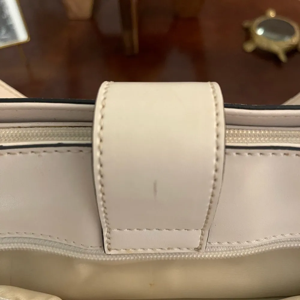 Vintage Y2K Guess White Shoulder Bag with Silver Details Satchel PU - Image 8