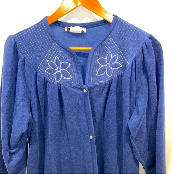 Adorable vintage navy blue floral embroidered pearl snap maxi robe cottagecore Size XL - Image 1