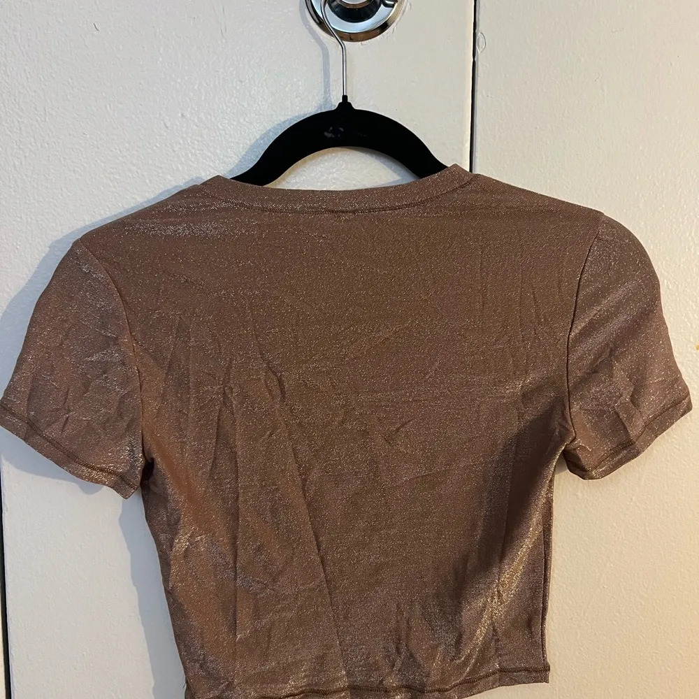 SKIMS Shimmer Cropped T-Shirt - Image 5