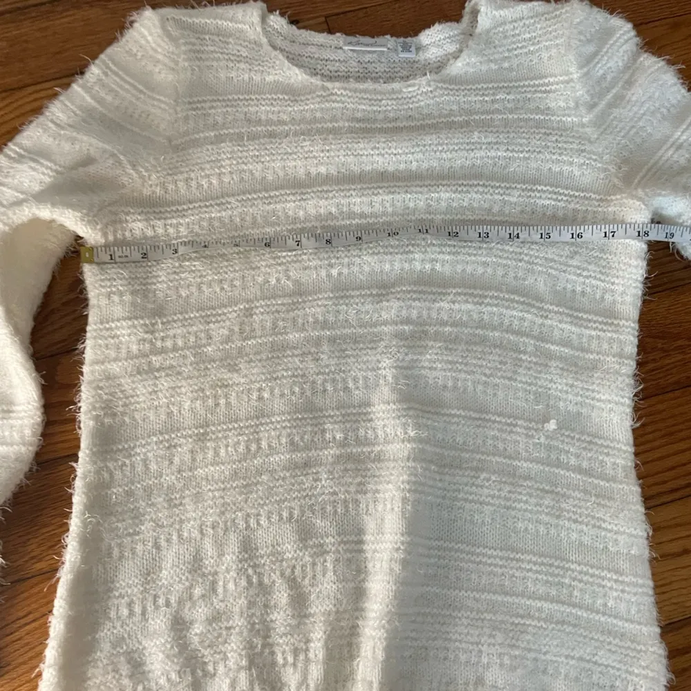 Fuzzy white sweater L - Image 5
