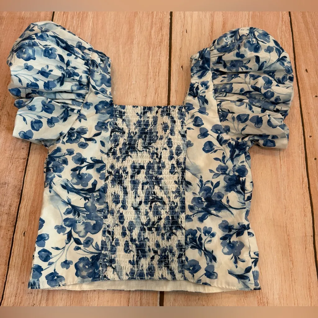 Abercrombie and Fitch women’s small blue white floral puff sleeve top Blouse - Image 3