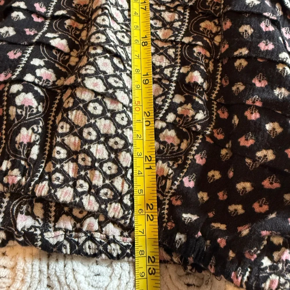 Contempo Casuals Women's Black and White Patterned Top size S - Image 6