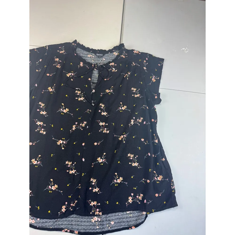 Buffalo David Bitton Floral Print Top XL Black Ruffle Neck Tie Keyhole - Image 3