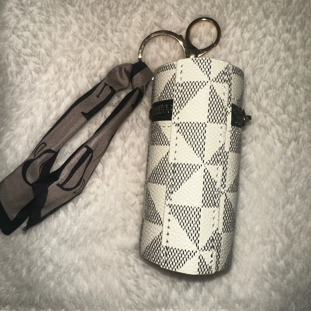 Keychain Bucket Bag Cosmetic Ornament Chapstick Holder White - Image 4