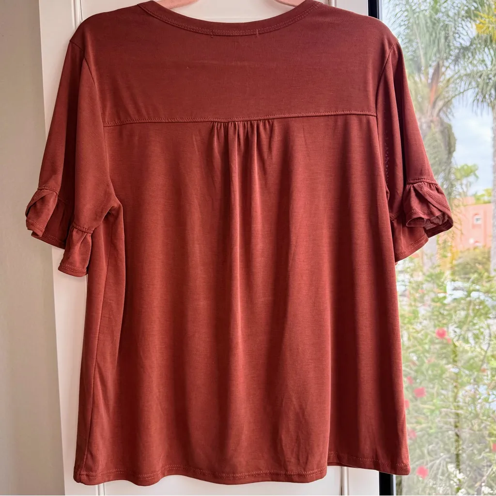 Green Envelope Button Down Flutter Short Sleeve Top in Rust red size small - Image 5