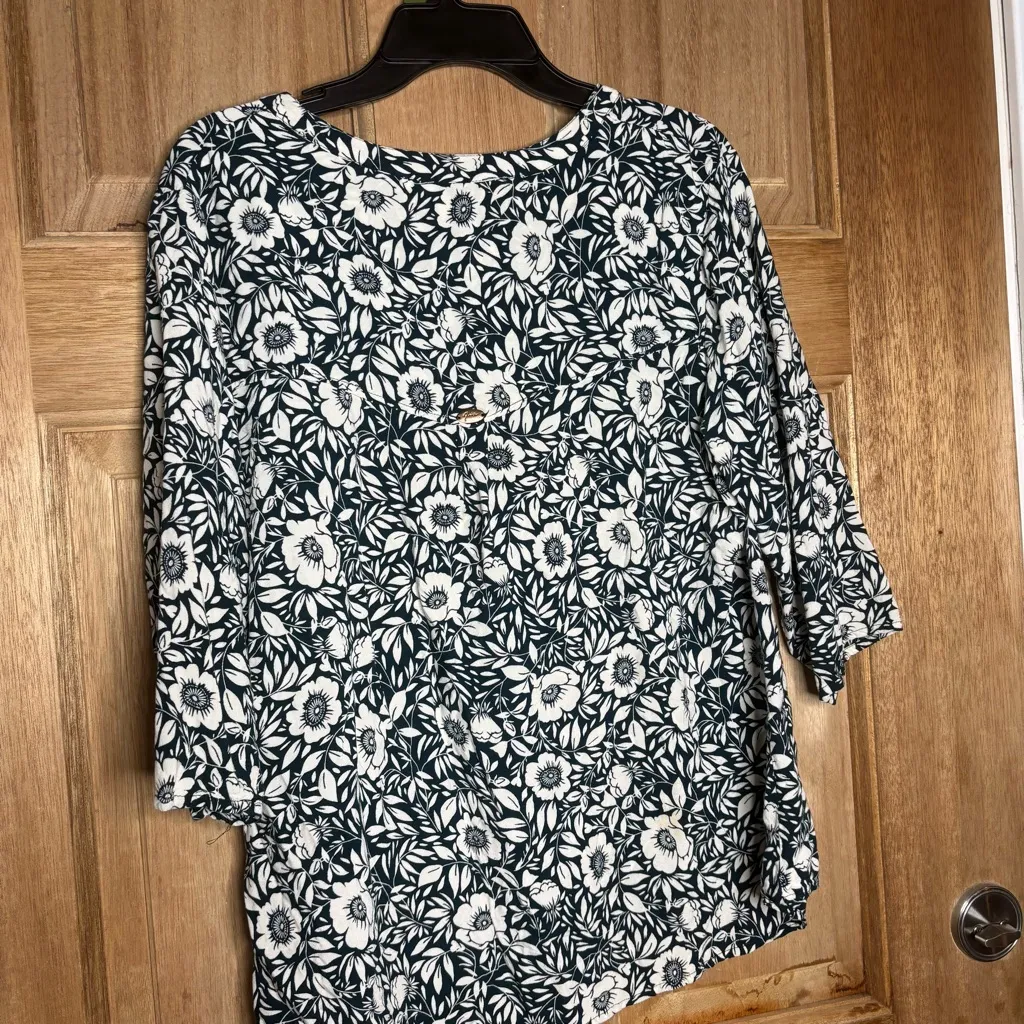 Gia curves women’s Floral green and‎ White top size M Size M - Image 4