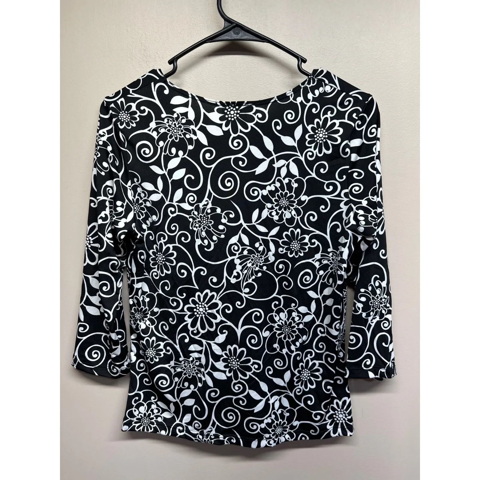 KC Stevens Black White Floral 3/4 Sleeve V Neck Top Womens Size Small - Image 2