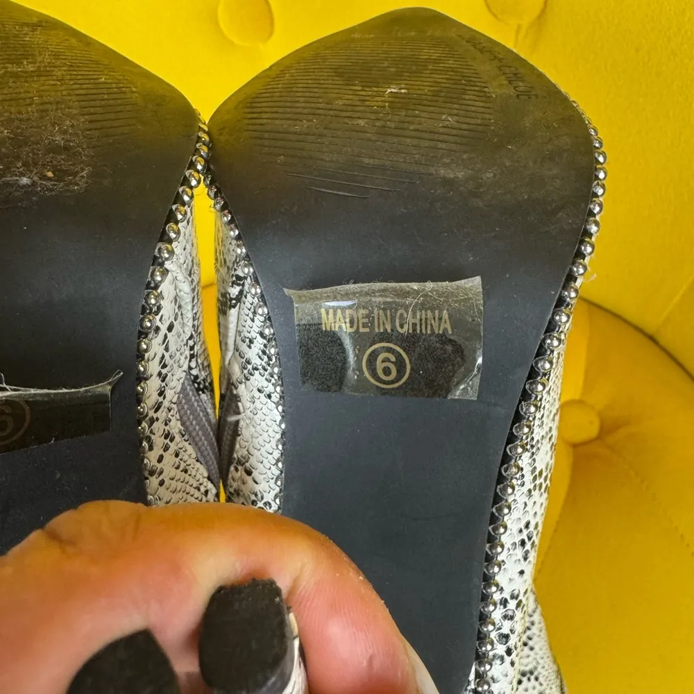 chase chloe SNAKEPRINT Studded Boots Size 6 White - Image 9