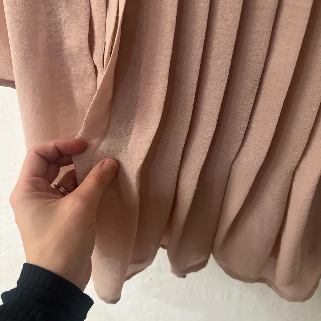 Oak and Fort Tannish Pink Pleated Flowy Blouse Keyhole Back Size Small Tan - Image 4