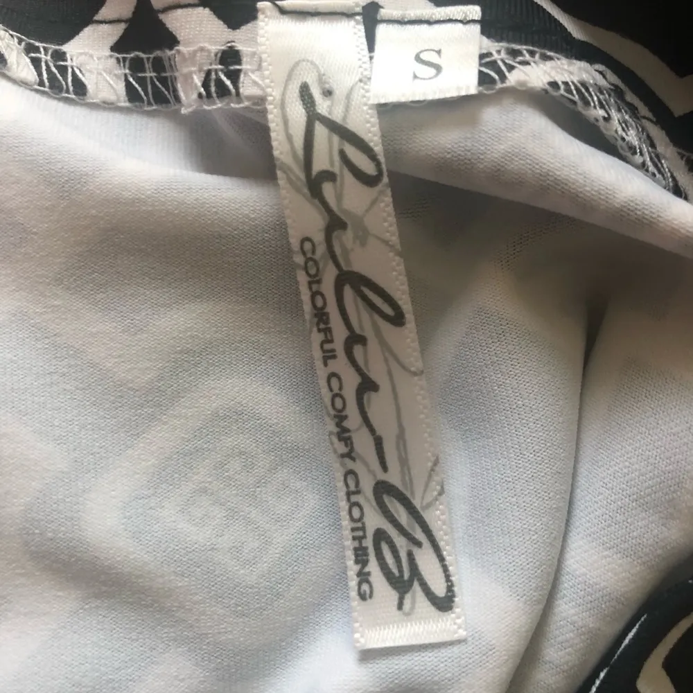 Lulu~B UPF 50 Black White Resort Wear Top Sz. S Round Neck 3/4 Notched Sleeve - Image 4