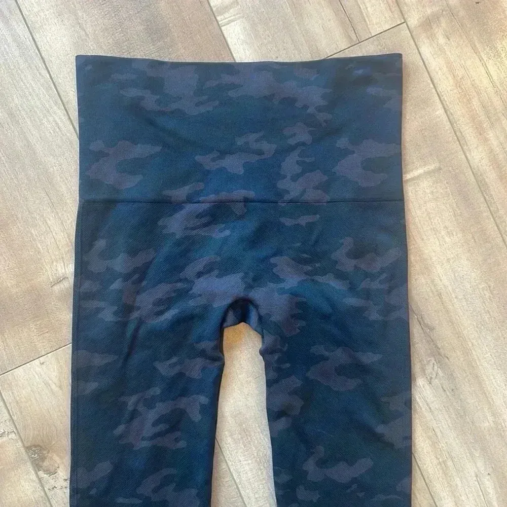 SPANX Look at Me Now Seamless Cropped Leggings Black Camo Sz M - Image 8