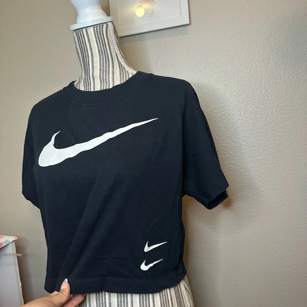 Nike Women's Black Crop Top medium - Image 5