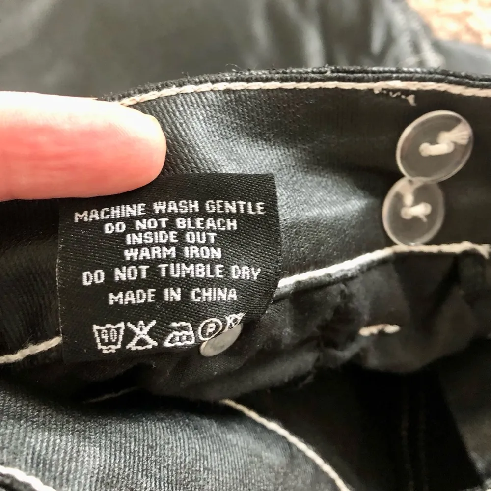 Pretty Little Thing Coated Cargo Denim with Contrast Stitching in Black Size - 4 - Image 7