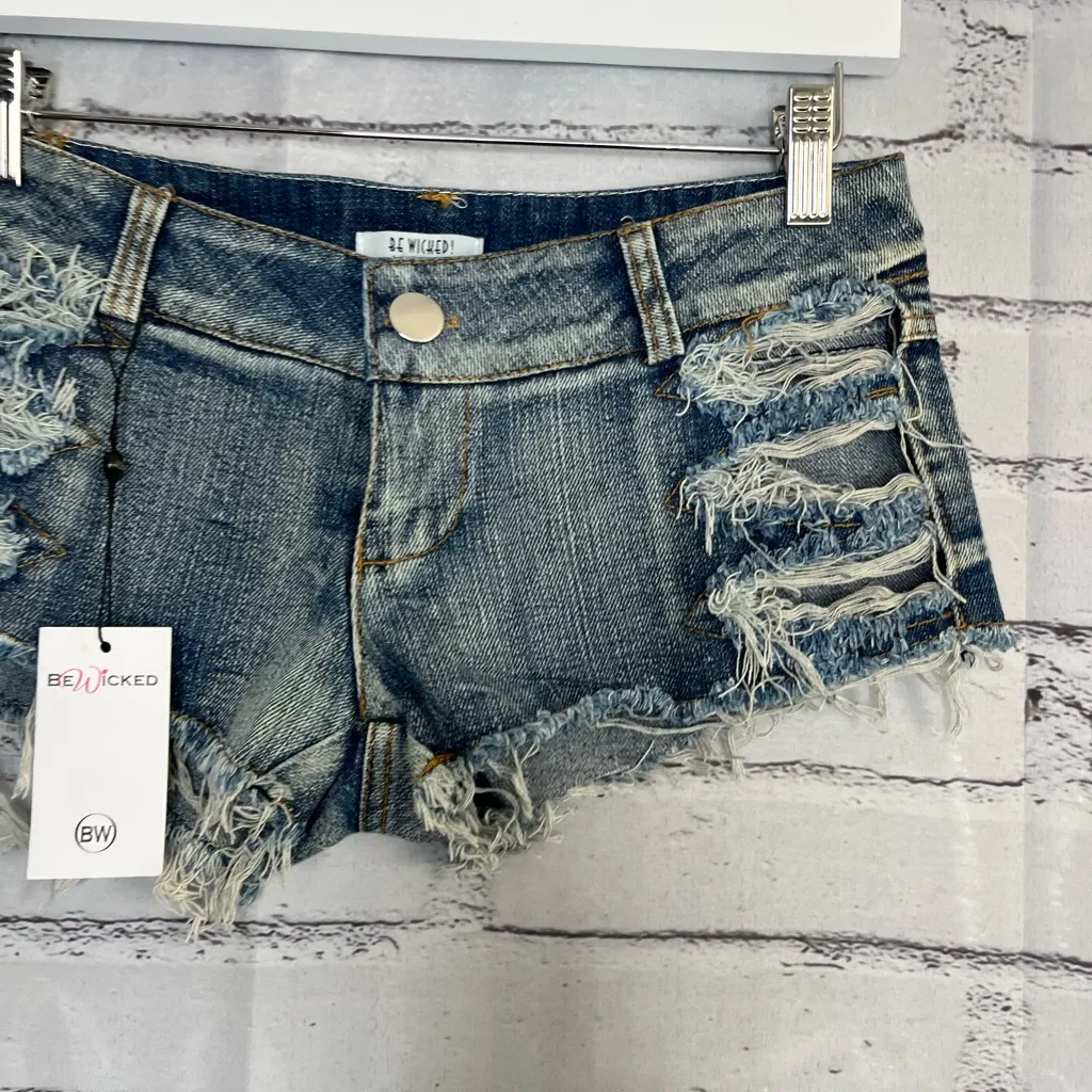Be Wicked Light Wash Cotton Jean Shorts Raw Hem Ripped Distressed Women’s M NWT Blue Size M - Image 5