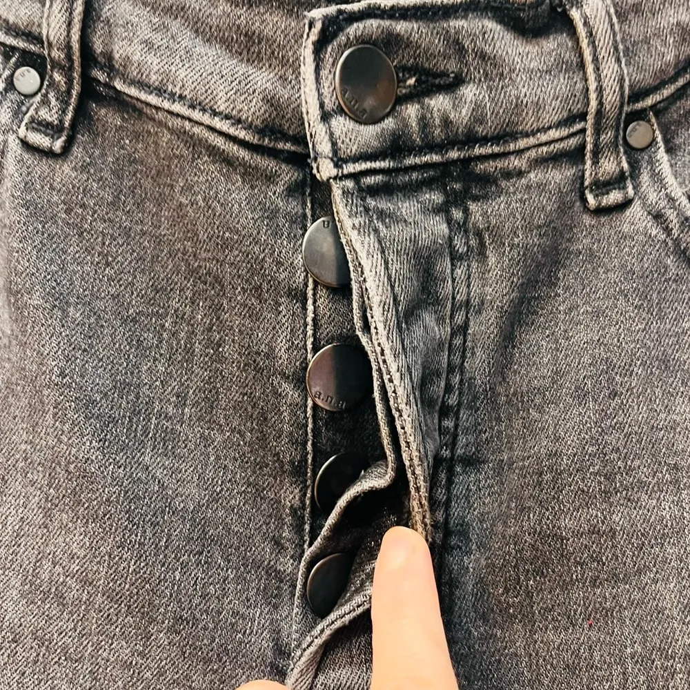 a.n.a black high rise stright leg raw hem jeans size 8 button fly - Image 3