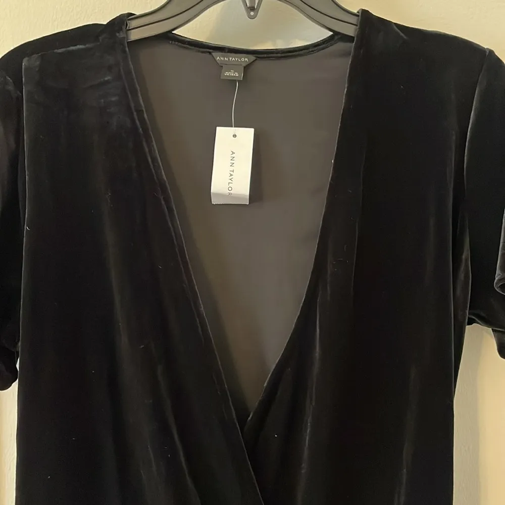 Ann Taylor black velvet wrap short sleeve top in size Medium (NEVER WORN) - Image 2