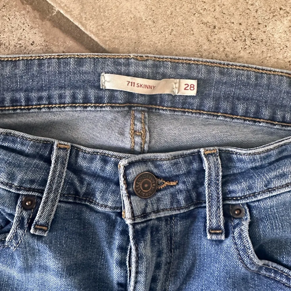 Levi 711 skinny jeans - medium wash size 28 (W 28 L32) - Image 3