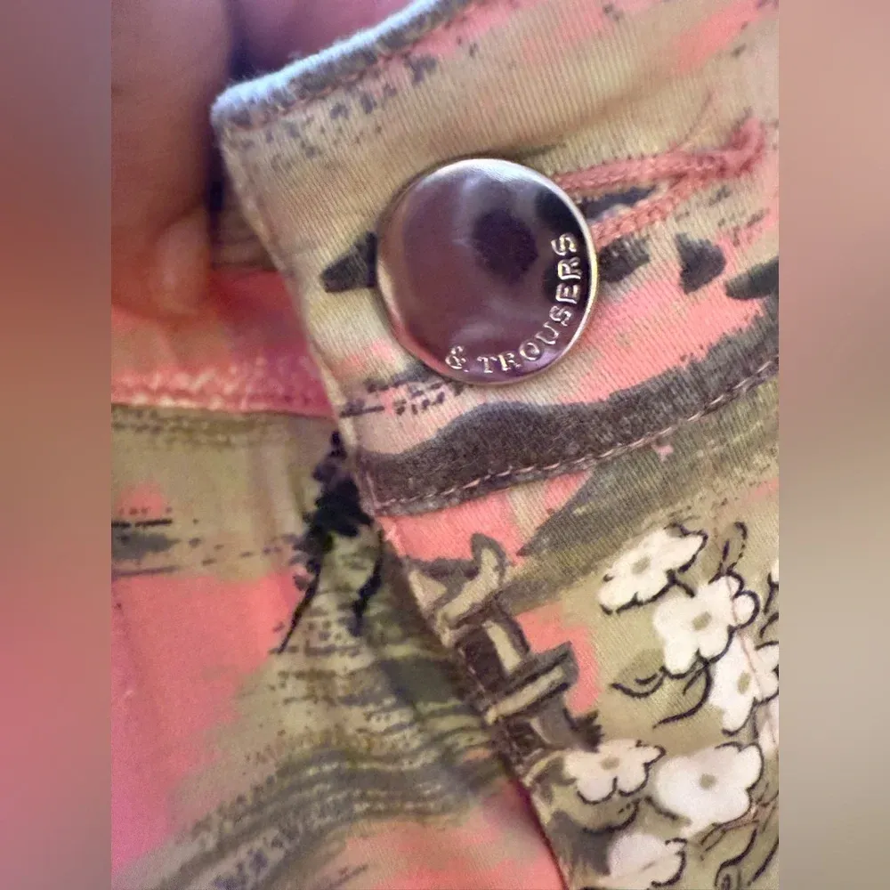 Pink Scenic Print Trousers size 8 zipper stamped floral pink pants pockets - Image 12