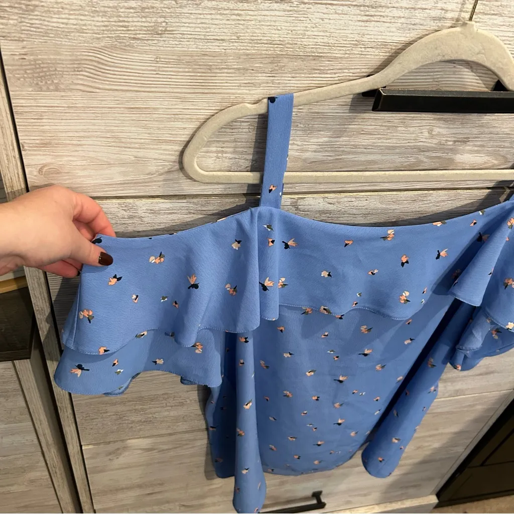 Simply Styled Light Blue Floral Cold Shoulder Blouse Size Large - Image 2