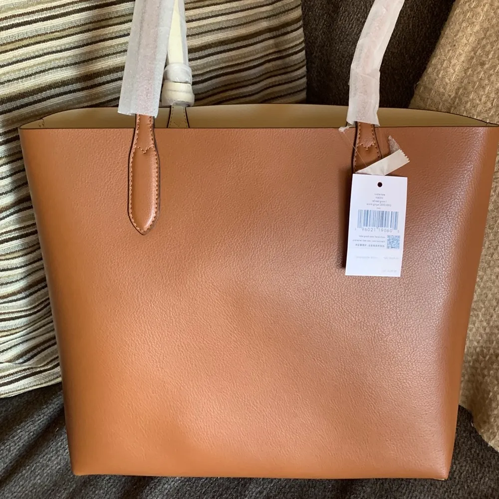 Authentic KATE SPADE Pebbled leather REVERSIBLE Open tote with zip coin - Image 5