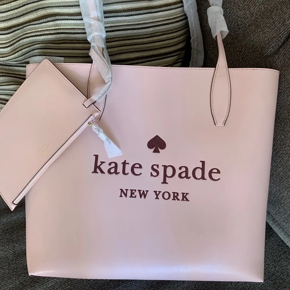 Authentic KATE SPADE Reversible leather tote & wristlet - Image 2