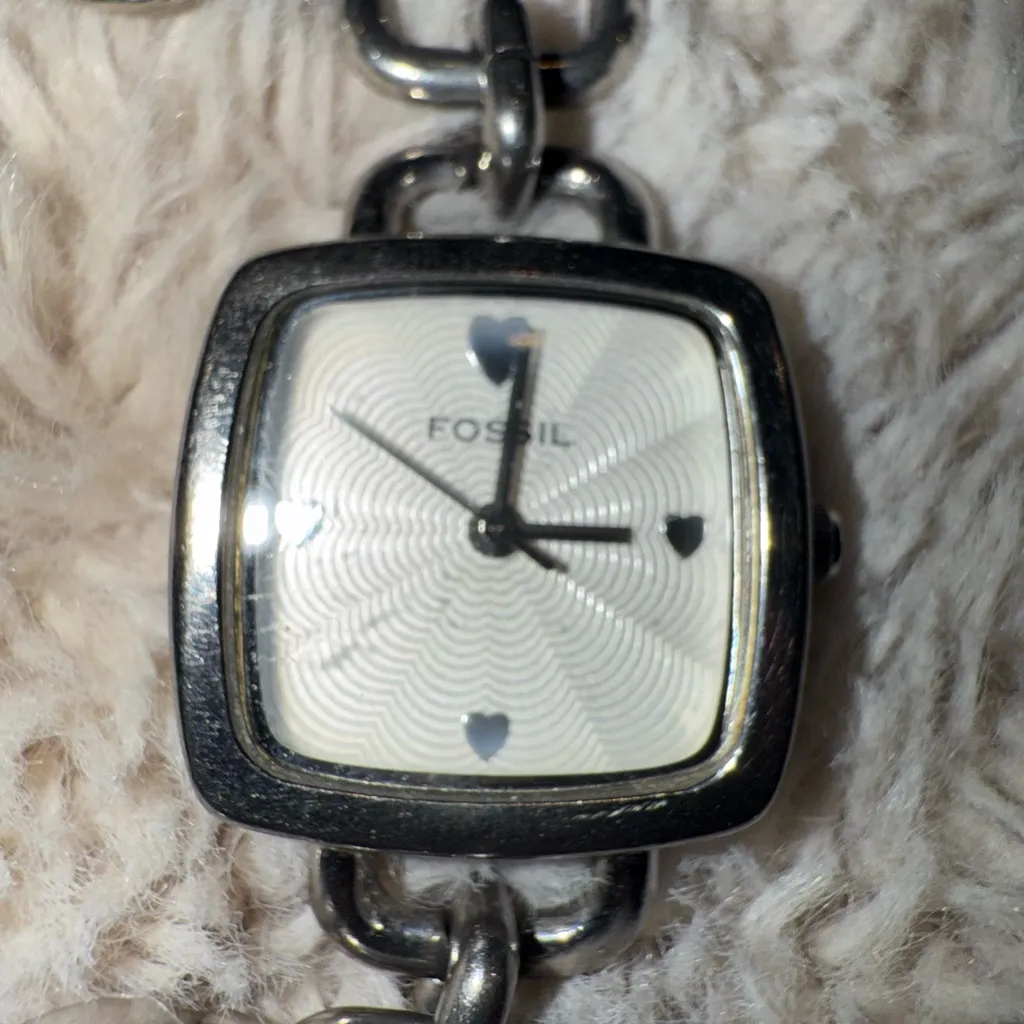 Vintage Fossil Charm Bracelet‎ Watch Silver Tone Hearts Needs New Battery - Image 3