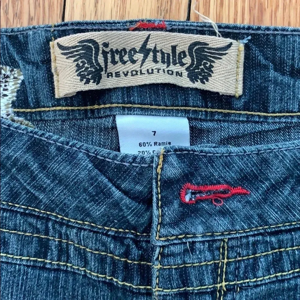 Junior’s Freestyle jean shorts with floral embroidery, size 7 Blue - Image 3