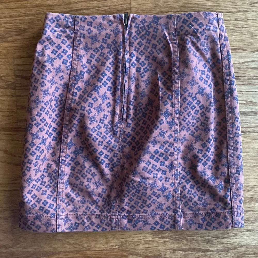 Modern Femme Printed Mini in red. Size 4. NWOT - Image 8