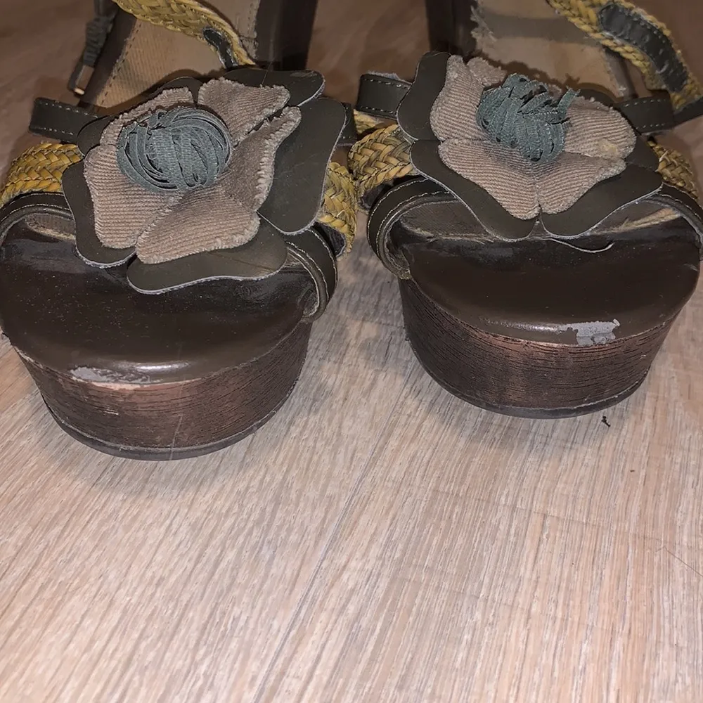 Decree  wood flower block Wedged heels - Image 5