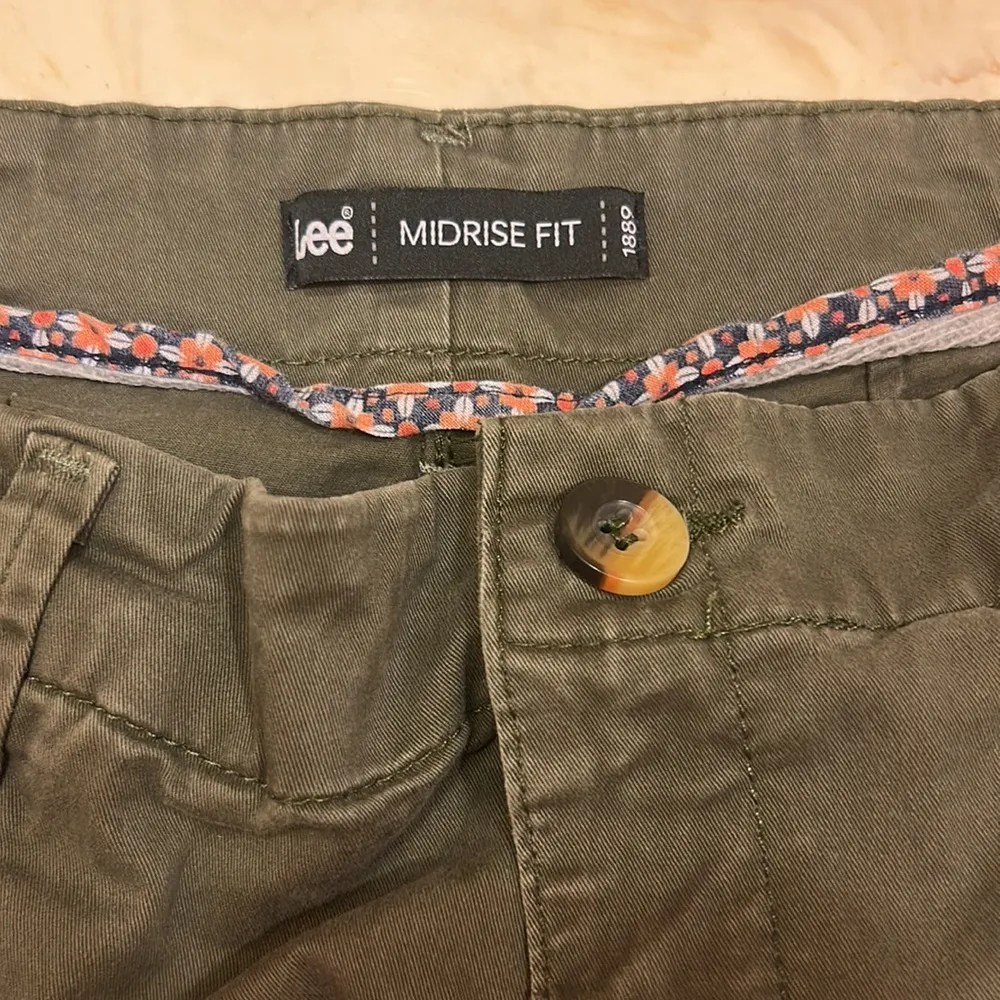 Lee ’s Olive Green mid rise shorts - Image 2