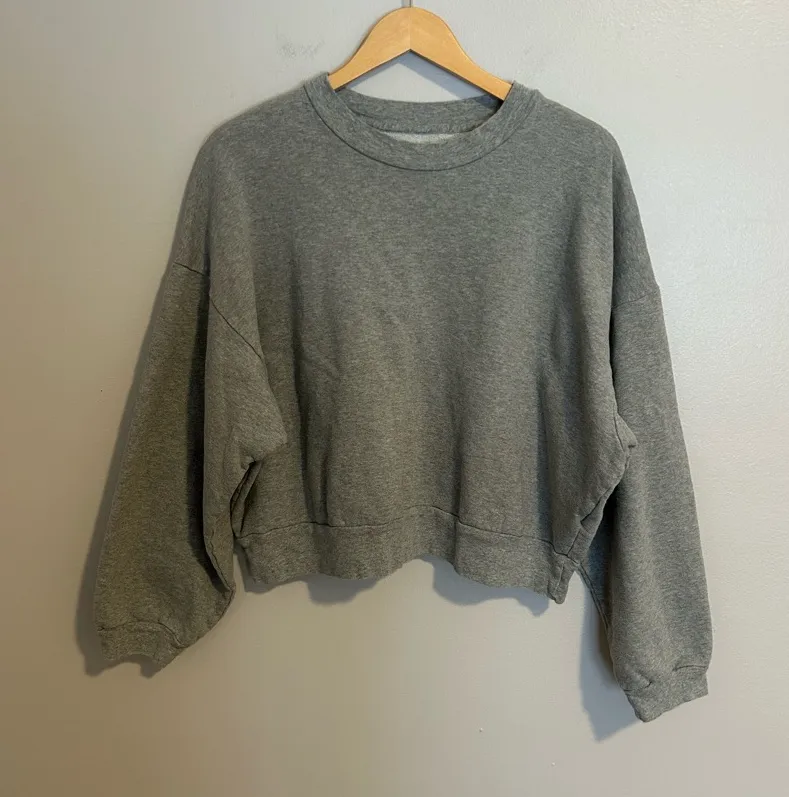 MOTHER Denim The Loosen Up Crop Sweatshirt in Move It Light Grey size Large (L) Gray - Image 1