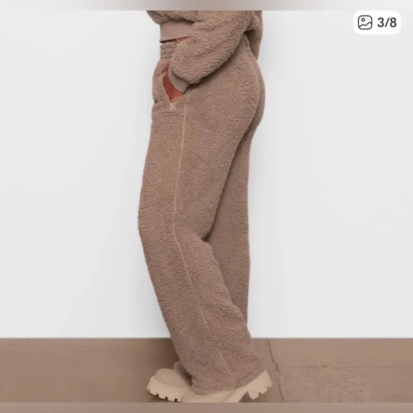 Skims Cozy Tan Sherpa Lounge Pants - Image 3
