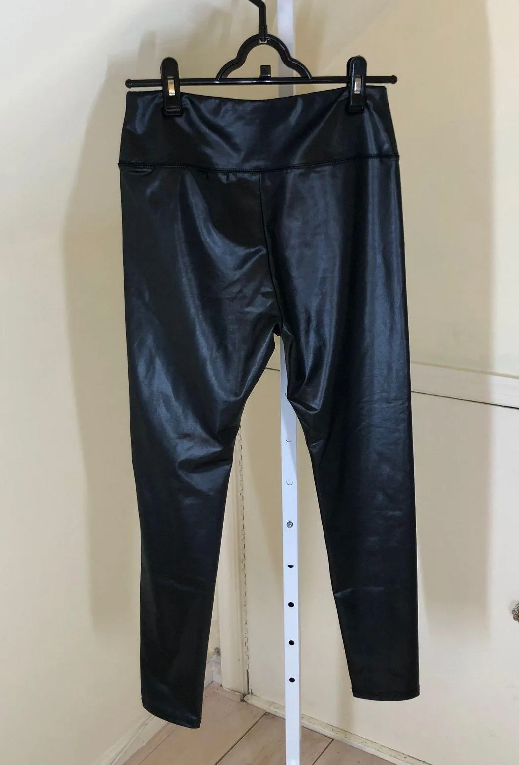 Wild Fable NWOT Women's High Waisted Liquid Black Faux Leather Leggings Size M - Image 5