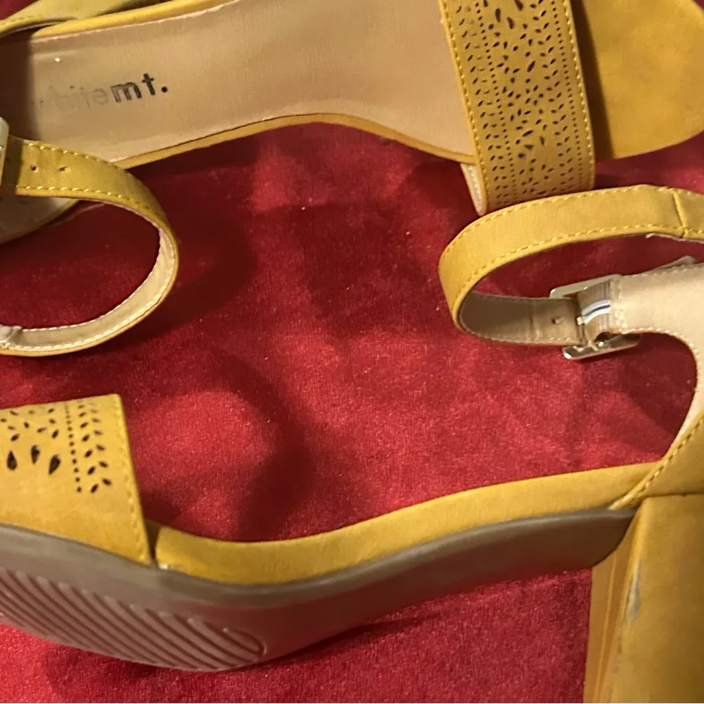 Sandals Elegant Yellow Block Heel Sandals white mt. 8 1/2 M - Image 4