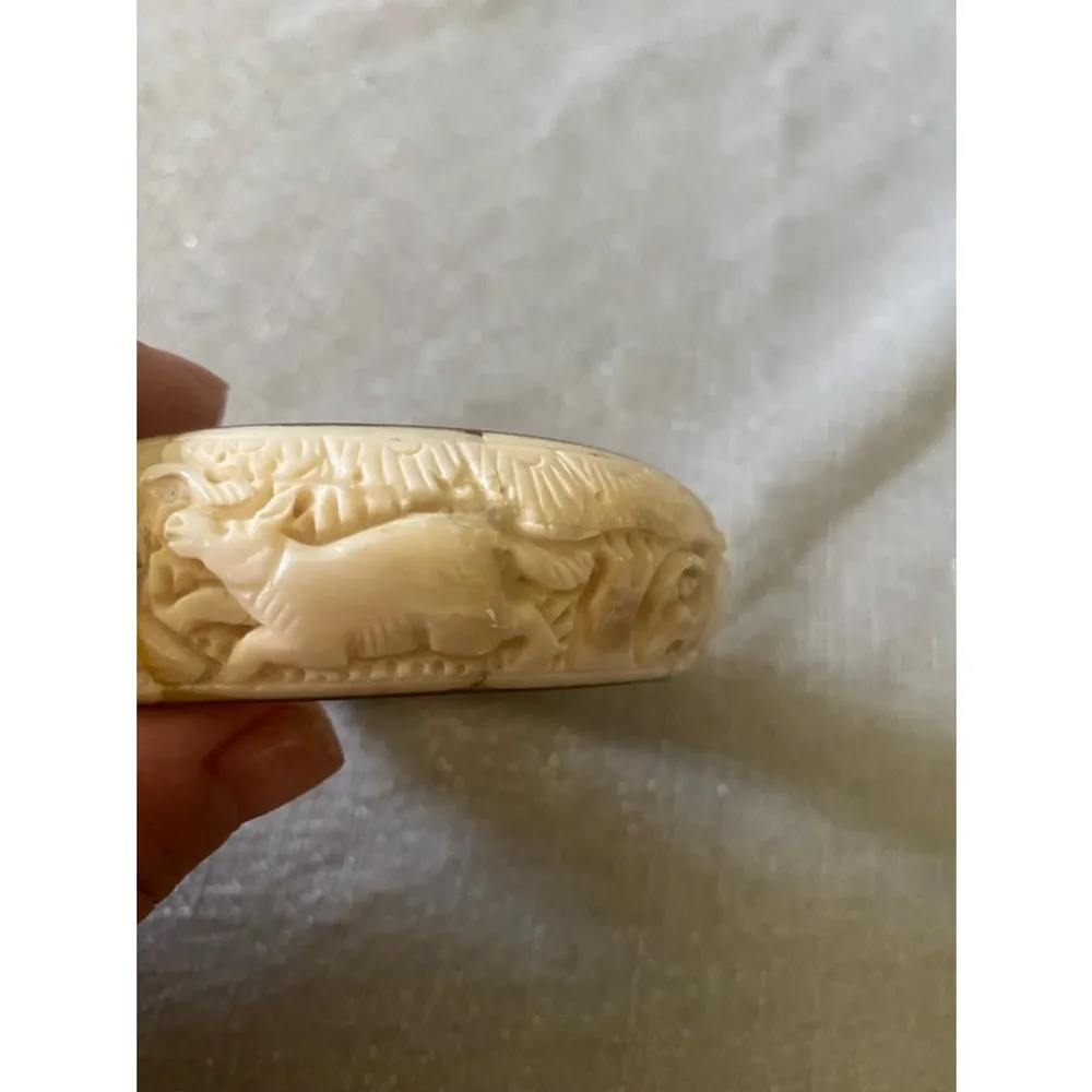 Women's carved bone Bracelet safari themed Gold - Image 3