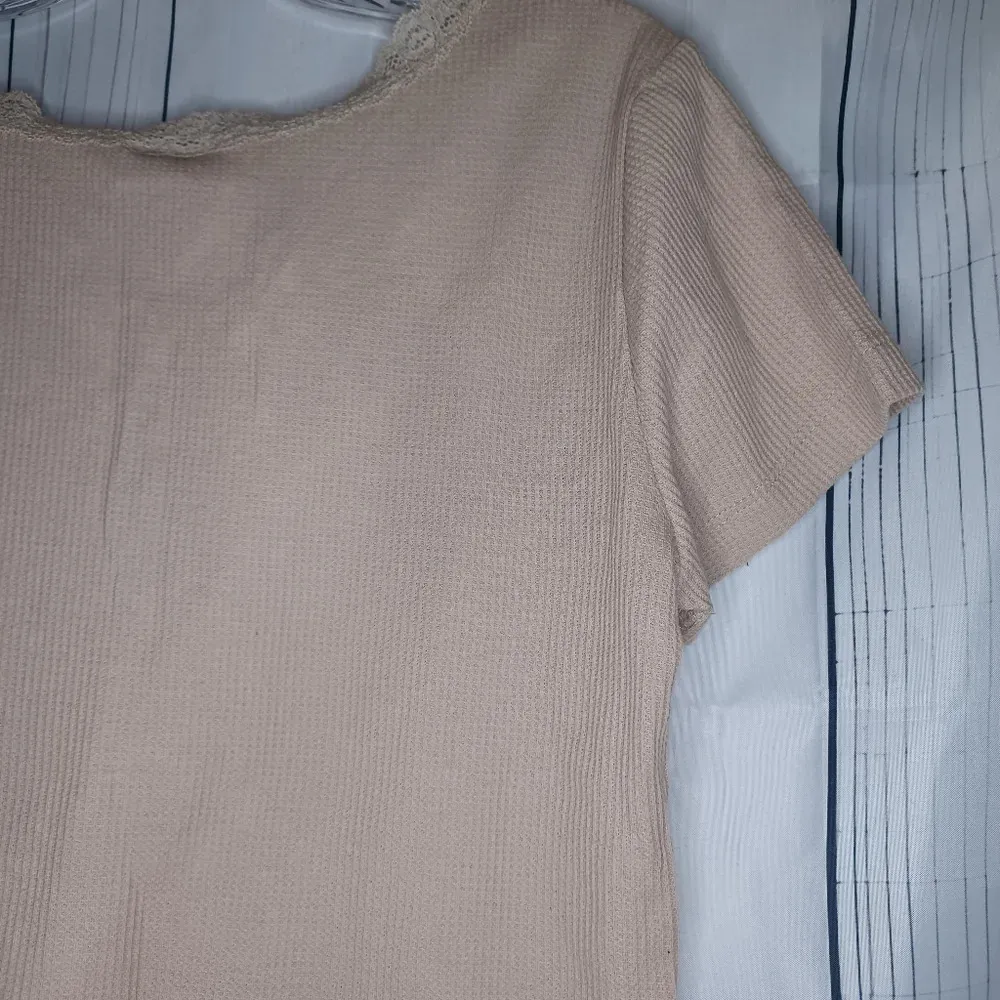 SO ribbed cropped juniors short sleeve V-neck with lace trim top NWT - Image 8