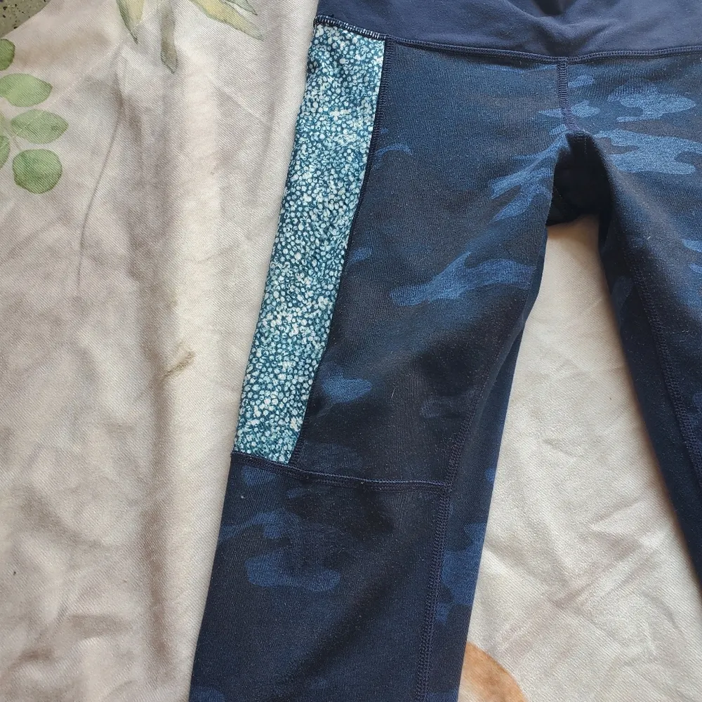 Lululemon athletica size 6 leggings  in blue - Image 4