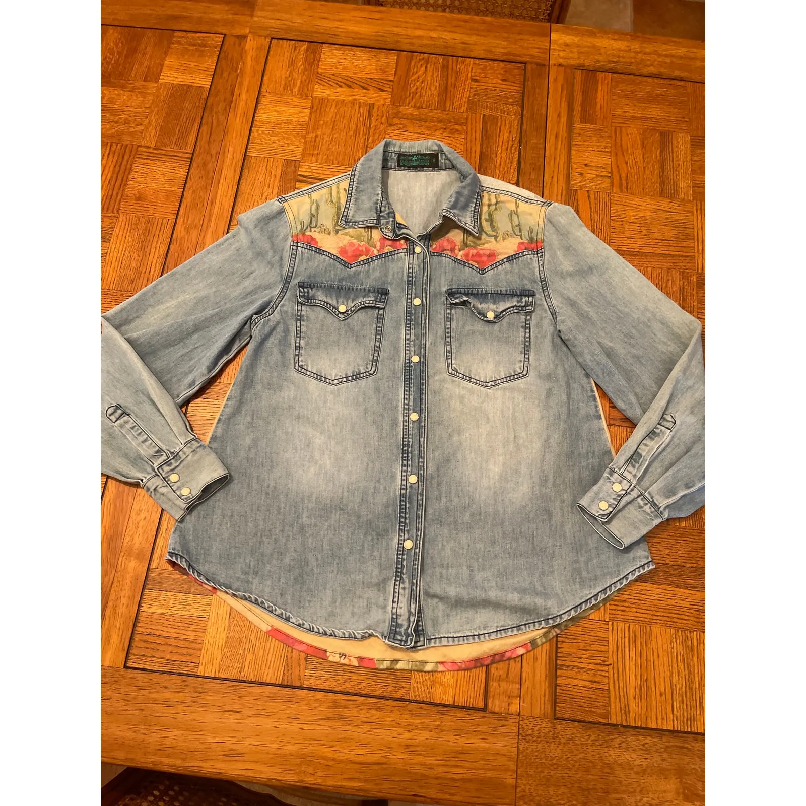 SEDONA SUNSET CACTUS SCENE WESTERN YOKE DENIM BUTTON DOWN SMALL Blue - Image 2