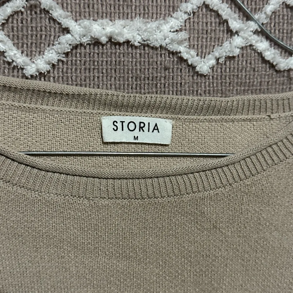 Storia Star Distressed Sweater Long Sleeve Shirt - Image 5