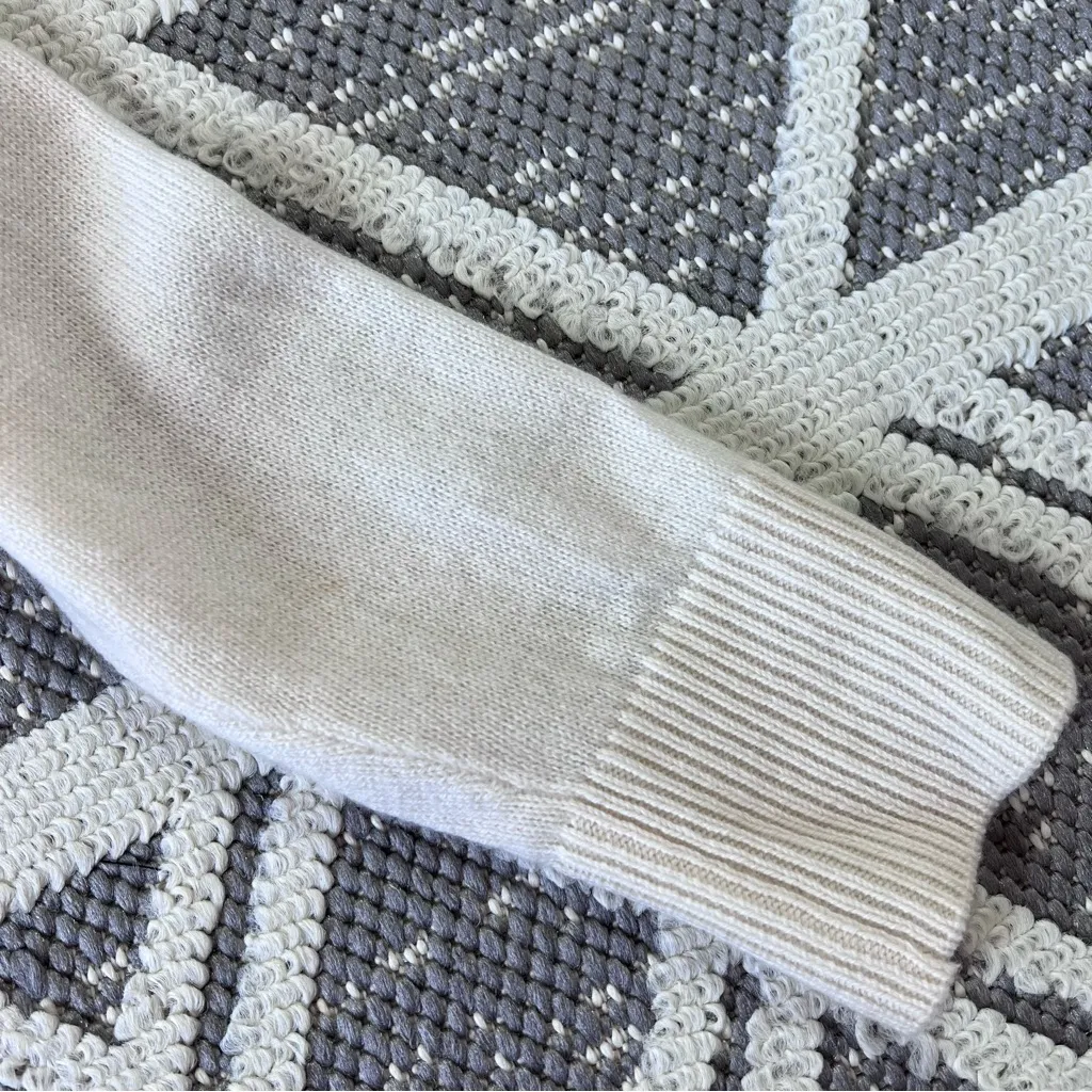 Theory 100% cashmere v neck sweater ivory‎ - Image 4