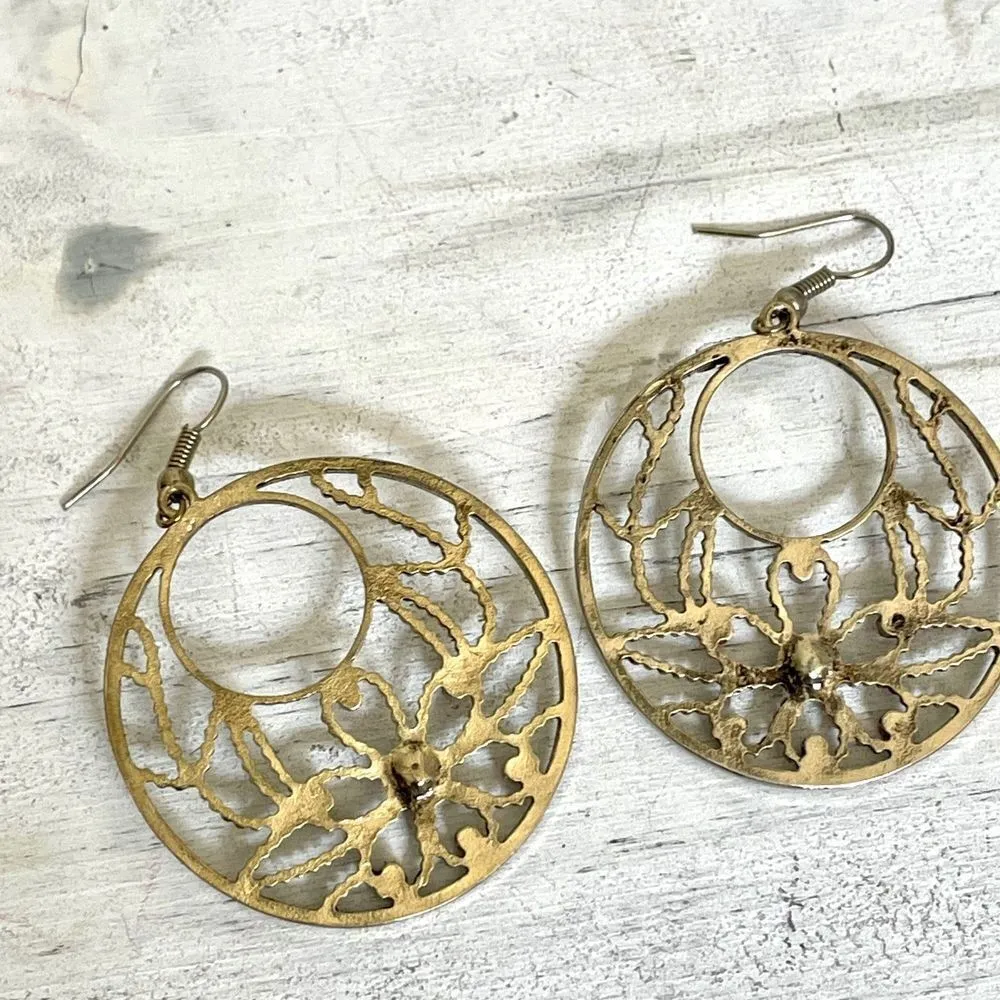 Brass tone circle earrings with floral pattern - Image 6