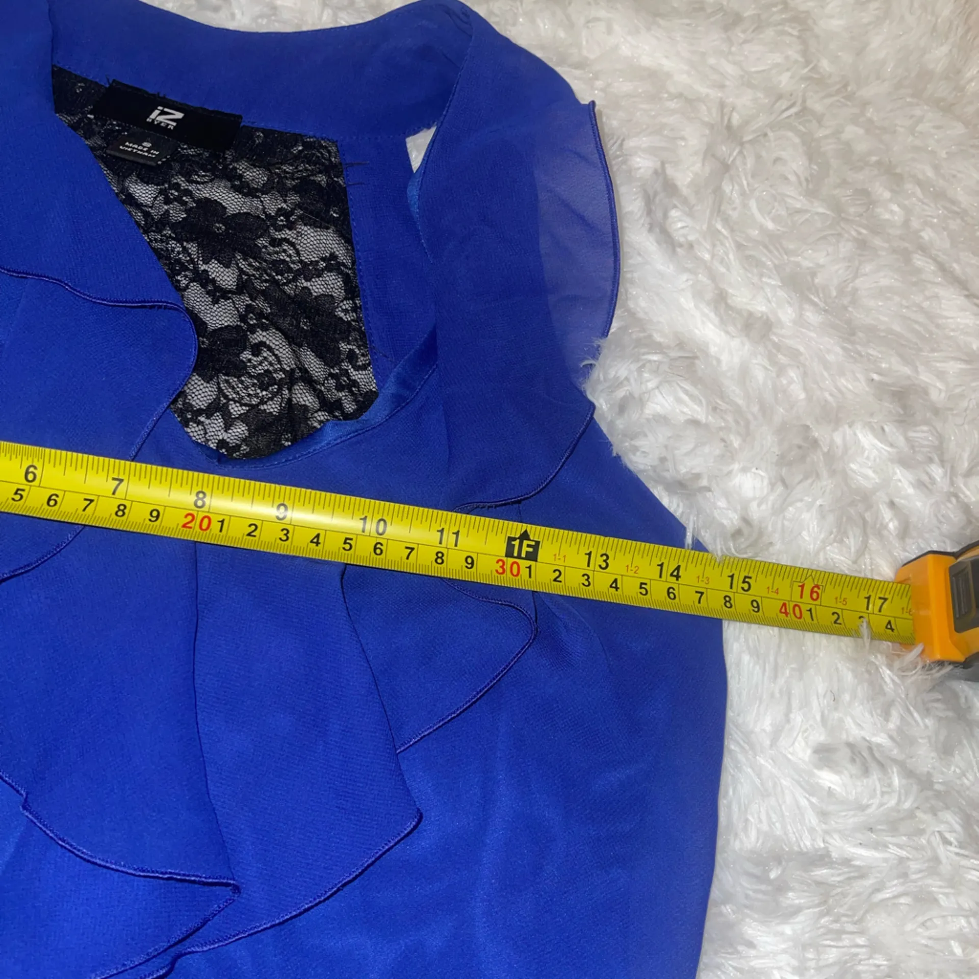 IZ Byer vibrant blue ruffle blouse black lace short sleeve v-neck woman’s small - Image 6