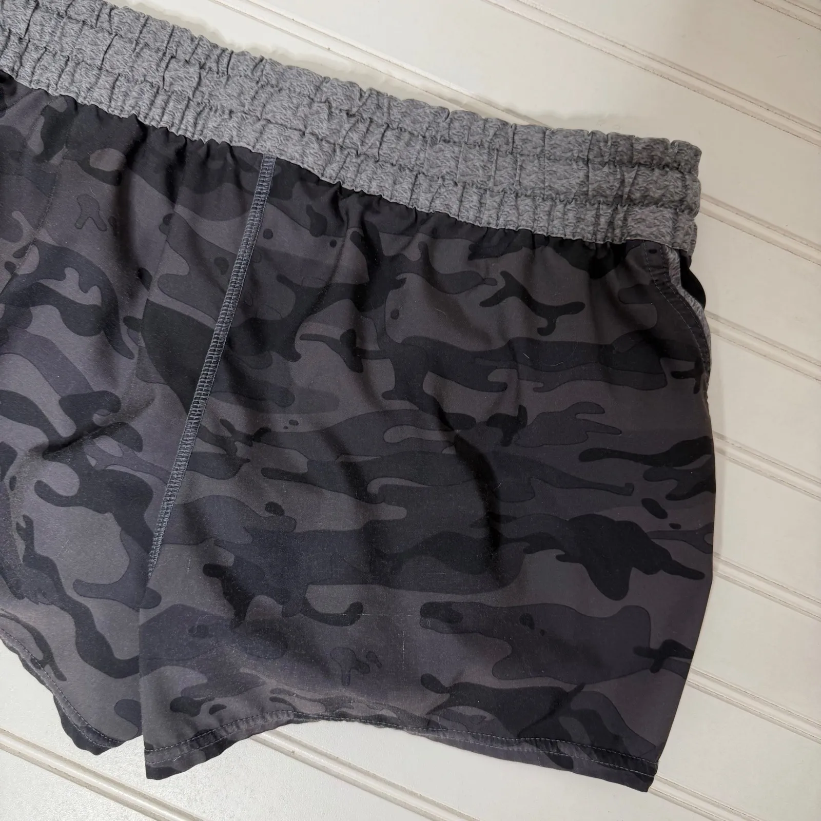 Vuori Camo Shorts Sz Small Drawstrng - Image 7