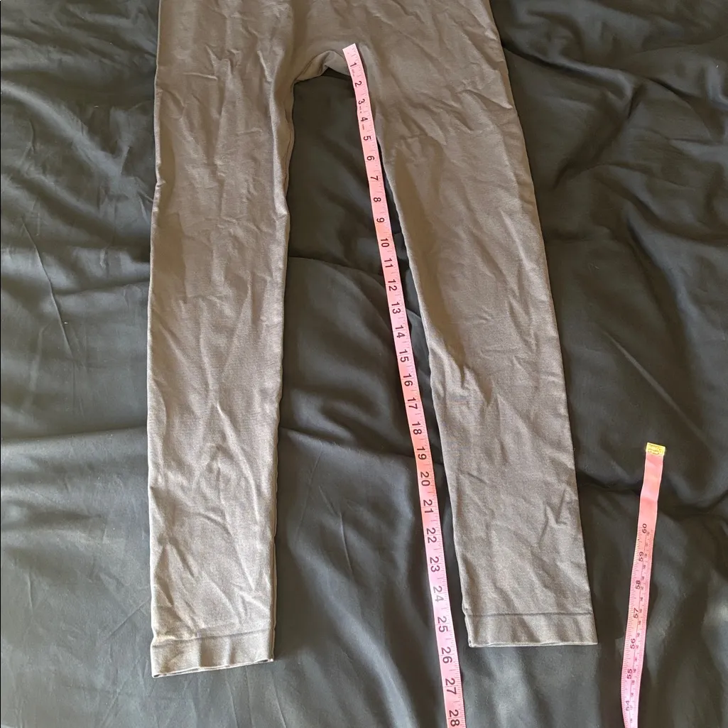 Gymshark fit seamless leggings size small charcoal grey with a pink waistband - Image 8