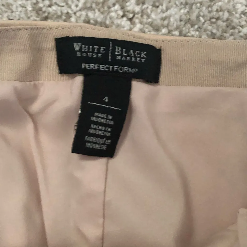 White House Black Market stretchy pencil skirt, side zipper, size 4 - Image 5
