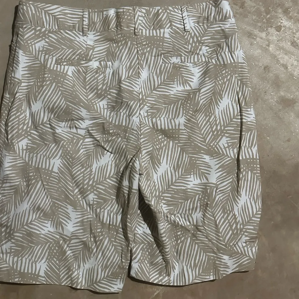Kim Rogers Bermuda shorts floral. Hawaiian beachy palm leaves khaki Size 12 - Image 2