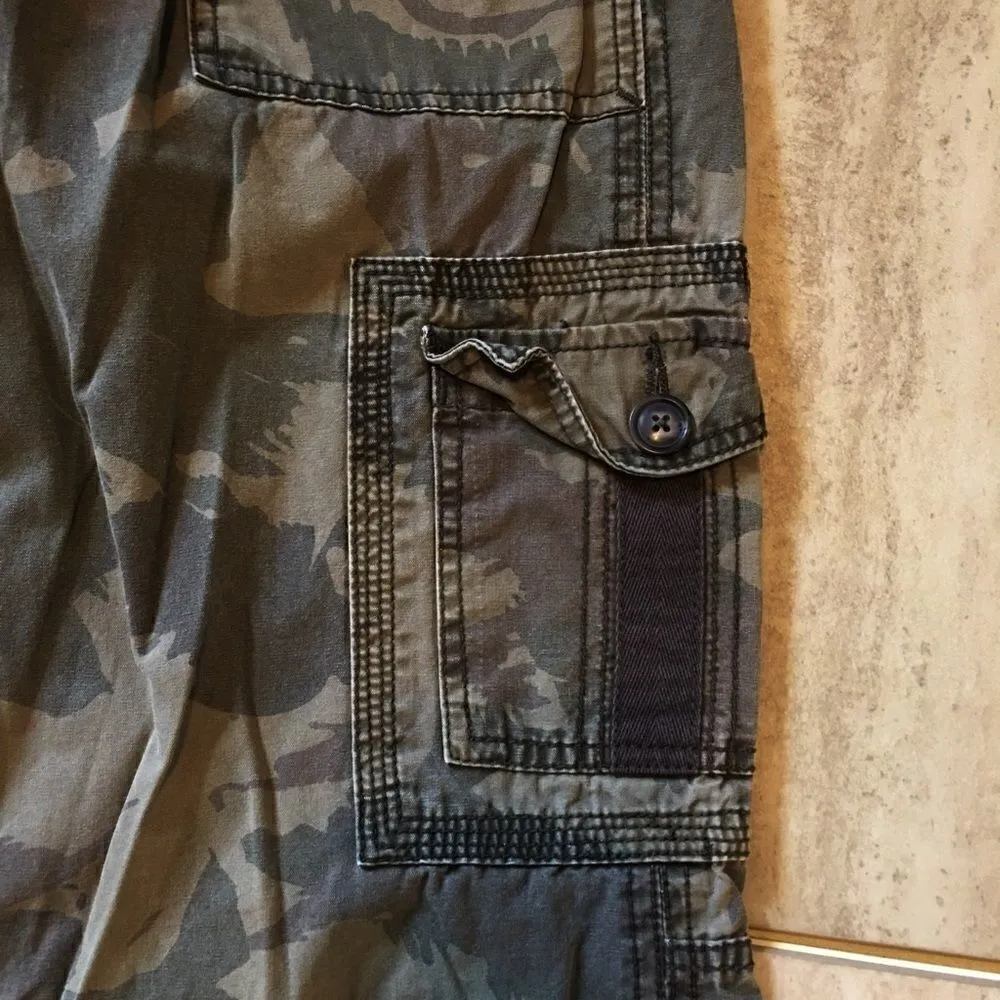 GAP Faded wash camo khaki roll up cargo pants - Image 4