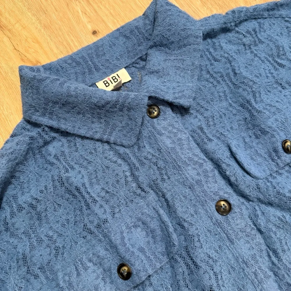 Bibi oversized lace shacket with front pockets - Image 3