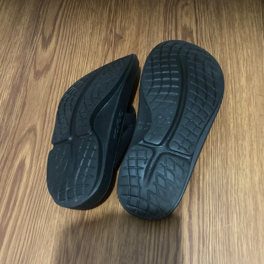 OOFOS Black Recovery Sandals Size 7 - Image 3